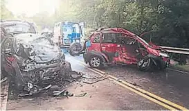  ??  ?? Traslasier­ra. Tres heridos dejó esta violenta colisión entre dos autos.