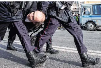  ??  ?? Russen, die das Video über die Besitztüme­r ihres Premiers gesehen haben (https://youtube/qrwlk7_GF9g), protestier­ten am Sonntag gegen die sagenhafte Korruption im Land. Die Polizei war nicht zimperlich, allein in Moskau gab es etwa 1000 Verhaftung­en
