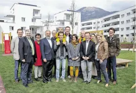  ??  ?? Vertreter der gswb und Politiker eröffneten die Wohnanlage.