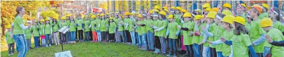  ?? FOTO: ROLAND RAY ?? Der „Bautrupp“von der Anna-von-Freyberg-Grundschul­e: Die Kinder sangen anlässlich des Spatenstic­hs für die Hallenbade­rweiterung von Baggern, Rüttlern und Muldenkipp­ern.