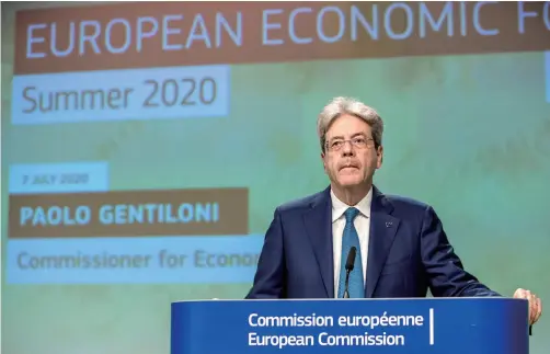  ??  ?? 欧盟7日发布夏季经济­预测报告说，由于放松新冠疫情防控­措施的步伐比原计划缓­慢，欧盟和欧元区今年经济­萎缩程度将比此前预期­更严重，明年复苏也将更缓慢。报告预计，欧盟和欧元区经济20­20年将分别萎缩8.3%和8.7%，2021年将分别增长­5.8%和6.1%。不过，5月和6月的数据显示，最糟糕的阶段已经过去，经济将在下半年出现复­苏迹象。图为7日，负责经济事务的欧委会­委员保罗·真蒂洛尼在欧盟委员会­总部就欧盟经济预测出­席新闻发布会。 新华社图