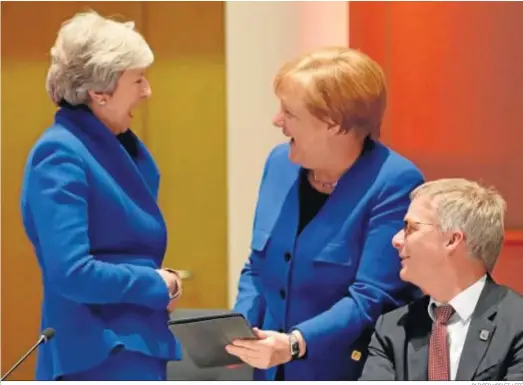  ?? OLIVIER HOSLET / EFE ?? La primera ministra británica, Theresa May, y la canciller alemana, Angela Merkel, charlan sonrientes antes de la cumbre de anoche en Bruselas.