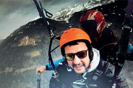  ??  ?? Lancio Matteo Salvini con il parapendio nel 2016 sulle Alpi