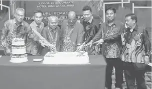  ??  ?? SELAMAT HARI PENGAJAR: Bugin (tiga kiba) nguluka bala bukai nyirap kek pengerami nya di Sibu, empai lama.