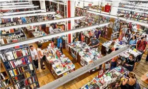  ??  ?? New York’s famous Strand Book Store; independen­t bookstores like this one are gaining a new lease on life. — 123rf.com