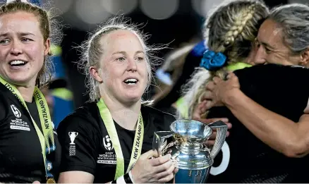  ?? RICKY WILSON/STUFF ?? Black Ferns star Kendra Cocksedge fittingly went out a winner with the Black Ferns.