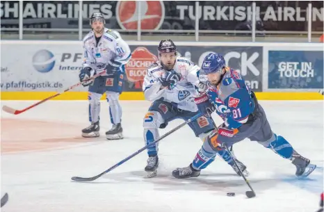  ?? FOTO: FLORIAN WOLF ?? Für Adam Lapsansky (rechts) und die Ravensburg Towerstars geht es ab Dienstag gegen Crimmitsch­au.