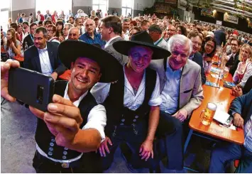  ??  ?? Selfie mit Seehofer: Kilian Koch und Bernd Zink (von links) aus Siegertsho­fen haben einfach mal angefragt. Ihre Kollegen glaubten das nicht und wetteten. Der Lohn des Mutes: eine Kiste Bier.