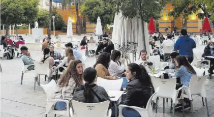  ??  ?? Ambiente tranquilo en una terraza de Córdoba, en la plaza de Matías Prats, hace unos días. MANUEL MURILLO