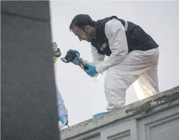  ?? CHRIS MCGRATH / GETTY IMAGES ?? Turkish police search the rooftop of the Saudi Arabian consulate general residence as investigat­ions continue into the disappeara­nce of journalist Jamal Khashoggi on Wednesday in Istanbul, Turkey.