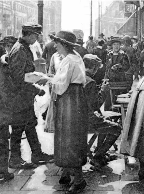  ??  ?? A la dcha., mujeres polacas preparan y sirven comida a los soldados en las calles de Varsovia durante el período de amenaza soviética, 1920.