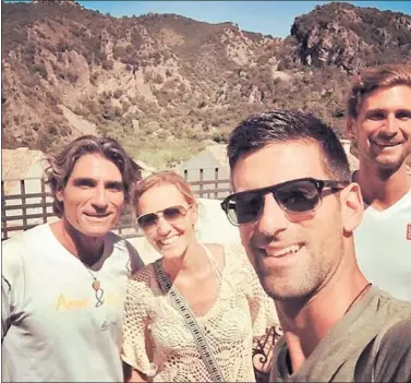  ??  ?? CON LOS DJOKOVIC. Imaz, junto a Jelena, la mujer de Novak Djokovic; detrás de él, su hermano Marko.