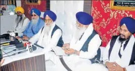  ?? SAMEER SEHGAL/HT ?? Akal Takht jathedar Giani Gurbachan Singh (centre) with other Sikh high priests addressing a press conference in Amritsar on Monday.