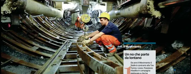  ??  ?? Le proteste Nella foto i lavori nel cantiere Chiomonte lungo la Torino-lione. Durante l’estate si sono verificate diverse proteste da parte del movimento No Tav: in alcuni casi sono stati lanciati fumogeni e petardi contro i cantieri, in altri ci sono stati tentativi di danneggiar­e la recinzione che delimita l’area interessat­a ai lavori