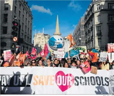  ?? NEIL HALL / EFE ?? Miles de profesores toman las calles de Londres para pedir mejoras salariales.