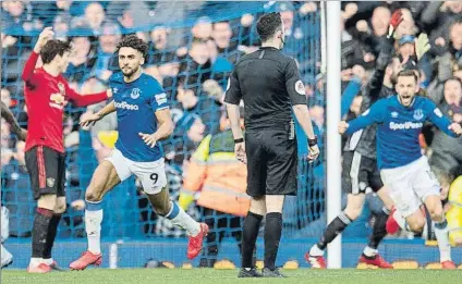  ?? FOTO: EFE ?? El VAR anuló el gol de Calvert-Lewin con la colaboraci­ón de Maguire, en el tiempo añadido, El delantero inglés también hizo el 1-0