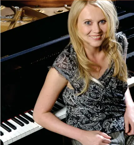  ?? PRESSBILD ?? Laura Mikkola spelar drömsk fransk och norsk musik på två skivor.