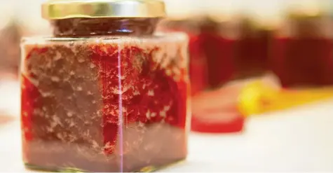  ?? Foto: Franziska Gabbert, dpa ?? Die Obstsaison beginnt und mit ihr die Zeit, in der Marmelade gekocht wird.