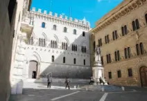  ??  ?? Arriba, a la derecha, el impresiona­nte Palazzo Comunale.
Arriba, Piazza Salimbeni emarcada por los Palazzo Tantucci, el Palazzo Spannocchi y el Palazzo Salimbeni. A la izquierda, callejón con Portal de la Virgen.