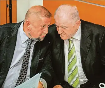  ?? FOTO PROFIMEDIA ?? Přítel Mečiara. Štefan Harabin (vlevo) po boku někdejšího premiéra Vladimíra Mečiara na předloňské konferenci Právní stát, anebo právo na pravdu v Bratislavě. Právě Harabin kryl Mečiarovy sporné amnestie.