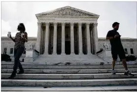  ?? ANDREW HARNIK / ASSOCIATED PRESS ?? The Supreme Court’s decisions in some of the biggest cases this term came with majorities of six or seven justices, a blurring of the stark 5-4 divide between conservati­ves and liberals on the court.