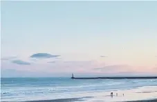  ??  ?? Ashleigh Stockdale: Shades of pink in the sky at Seaburn.