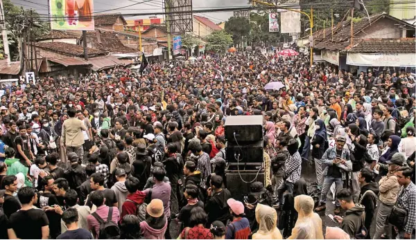  ?? GREGORIUS BRAMANTYO/JAWA POS RADAR JOGJA ?? #GEJAYANMEM­ANGGIL: Mahasiswa dan warga yang tergabung dalam Aliansi Rakyat Bersatu menggelar aksi menolak omnibus law di Jalan Affandi, Sleman, kemarin (9/3).