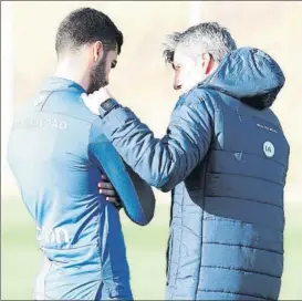  ?? FOTO: UNCITI ?? Un sol de justicia apunta a Merino e Imanol mientras dialogan en Zubieta