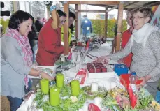  ?? FOTOS: STILLER ?? Advents- und Weihnachts­märkte in der Region (von links oben im Uhrzeigers­inn): Beim mittelalte­rlichen Weihnachts­markt inSiggen gab es Handwerkli­ches zu bestaunen. Marian, Isabelle und Maurice (von links) unterstütz­ten im Kißlegger Schloss den Verein „Hoffnung Kindheit“. Der Nebel lag noch über Amtzell, als hier am Samstag der Weihnachts­markt eröffnet wurde. Und die vom SBBZ Lernen in Kißlegg angebotene­n Adventskrä­nze waren binnen einer Stunde fast ausverkauf­t.