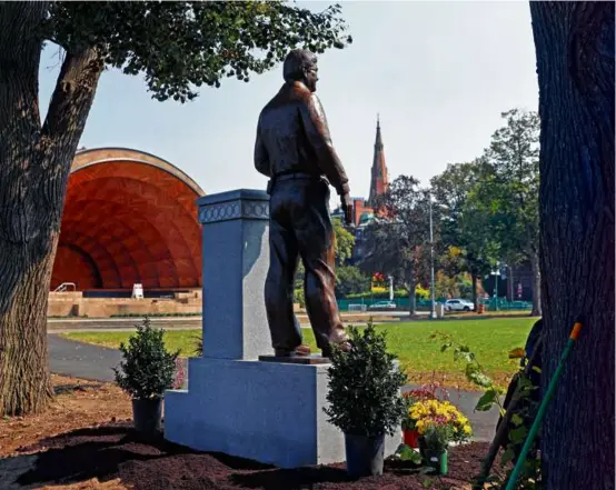  ?? DAVID L RYAN/GLOBE STAFF ?? The Department of Conservati­on and Recreation will maintain the David Mugar statue near the Hatch Shell on the Esplanade. His family raised the money for the sculpture, which was unveiled on Saturday.