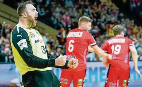  ?? STIAN LYSBERG SOLUM / AFP ?? Andreas Wolff ballt nach einer gelungenen Abwehrakti­on im Spiel gegen Norwegen die Fäuste. Auf den deutschen Torwart-routinier wird es im Viertelfin­ale gegen Frankreich wieder ankommen.