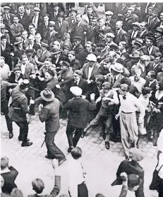  ?? FOTO: ULLSTEIN ?? 1929 in Eschwege: Während der Weltwirtsc­haftskrise finden jedes Wochenende in der Weimarer Republik Straßensch­lachten statt.