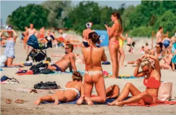  ?? Фото: Карли Саул / Delfi ?? яБЛОКУ НЕКУДА УПАСТь: на пляже в Пярну, несмотря на малое количество туристов, – не протолкнут­ься, что неудивител­ьно, ведь вода там прогрелась почти до 27 градусов.