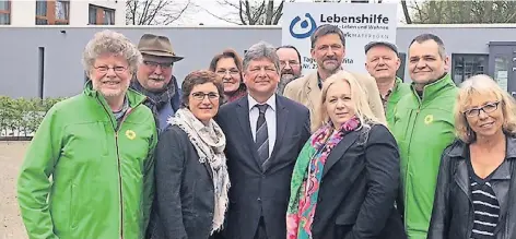  ?? FOTO: LEBENSHILF­E ?? Zufrieden war Britta Haßelmann (Dritte von links) nach ihrem Besuch bei der Lebenshilf­e in Kleve.