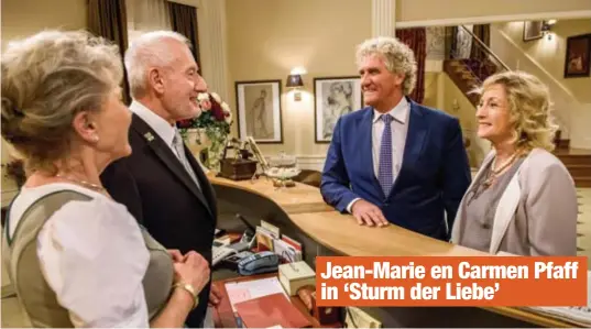  ?? FOTO STURM DER LIEBE ?? Hildegard en Alfons Sonnbichle­r (acteurs Antje Hagen en Sepp Schauer ) ontvangen Jean-Marie en Carmen Pfaff in het hotel.