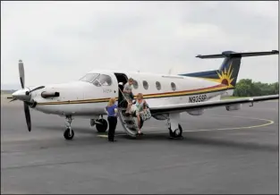  ?? The Sentinel- Record/ file photo ?? NEW SERVICE: Passengers exit a SeaPort Airlines flight in Hot Springs after a flight from Dallas in 2013. The U. S. Department of Transporta­tion on Wednesday approved an alternate service pattern to allow the airline to fly to George Bush Houston...