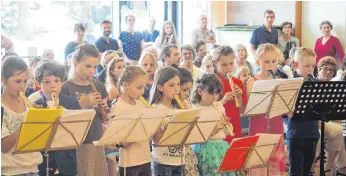  ?? FOTO: HELMUT VOITH ?? Tag der offenen Tür der Jugendmusi­kschule Kressbronn in Gattnau: Für ein Foto haben sich die Flötenspie­ler extra umgedreht.