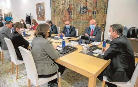  ?? H. FRAILE ?? Los manifestan­tes se dirigen ayer al Paseo de Recaredo para llegar al Palacio de Fuensalida