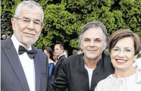  ??  ?? Bundespräs­ident Alexander Van der Bellen mit Markus Hinterhäus­er und Doris Schmidauer.