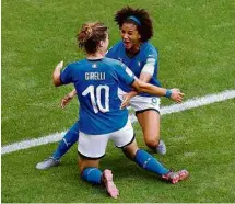  ??  ?? Girelli comemora o segundo gol da Itália