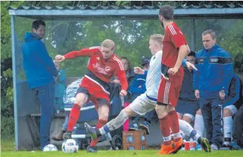  ?? SZ-FOTO: MAS ?? Der FV Schelkling­en-Hausen (rot) lieferte sich mit der SG Öpfingen zuletzt ein torreiches Spektakel, das die Heimelf 4:5 verlor. Das bevorstehe­nde nächste Spiel in der Kreisliga A dürfte nicht leichter werden: Der dreimal in Folge siegreiche Nachbar FC Schelkling­en/Alb ist am Sonntag beim FV zu Gast.