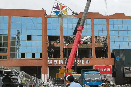  ?? — China Daily/Asia News Network ?? Severe damage: Authoritie­s inspecting the collapsed roof of 0776Plus Club in Baise.