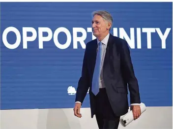  ?? FOTO: ROUSSEAU/DPA ?? Philip Hammond betritt das Podium. Mit viel Applaus konnte der europafreu­ndliche Finanzmini­ster bei seiner Parteitags­rede nicht rechnen. Es herrscht Krisenstim­mung bei den Konservati­ven.