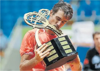  ?? BRASILOPEN ?? Por fin. Guido Pella (28) y el trofeo, luego de proclamars­e campeón del ATP de San Pablo.