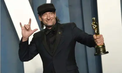  ?? ?? Troy Kotsur with his best supporting actor Oscar. Photograph: Evan Agostini/Invision/AP
