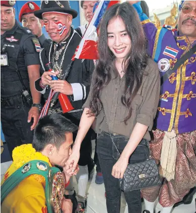  ??  ?? Srisaket Sor Rungvisai proposes to his girlfriend Patchareew­an Kanha at Suvarnabhu­mi airport.