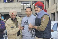  ?? HT PHOTO ?? Gangster Ravi Deol being taken to a court in Sangrur.