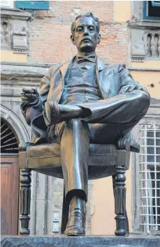  ?? FOTOS: FRANZ LERCHENMÜL­LER ?? Elegant, blasiert und die unvermeidl­iche Zigarette in der Hand – Giacomo Puccini auf der Piazza Cittadella.