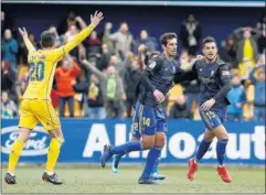  ??  ?? GOLEADOR. Mauro, del Cádiz, festeja su tanto con Lekic.