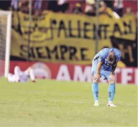  ?? FOTO: REUTERS ?? ►► La resignació­n de Brayan Cortés, en el fondo, y de Mauricio Zenteno tras el empate.
FASE DE GRUPOS